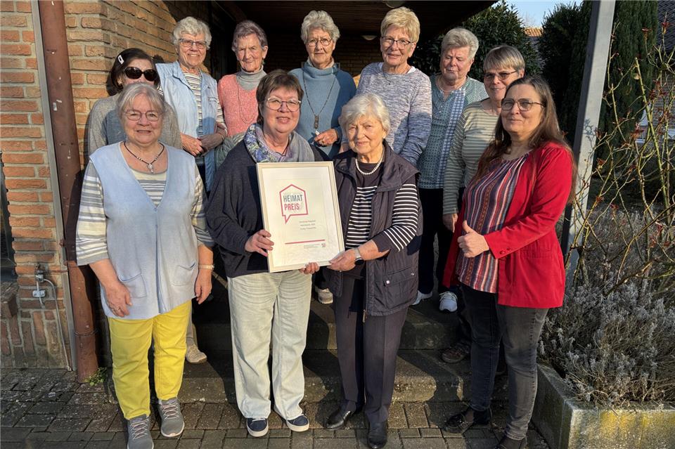 Die Frauenhilfe Raesfeld und Pfarrerin Erika Bogatzki (r.) freuen sich über die Anerkennung, die die Gruppe durch die Verleihung des Heimatpreises erfahren hat.