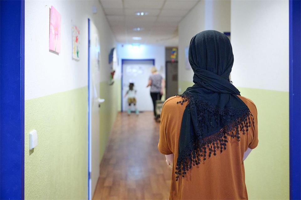 Die Frauenschutzhäuser in Sachsen-Anhalt haben im vergangenen Jahr 496 Frauen mit 455 Kindern aufgenommen. (Archivbild) Annette Riedl/dpa