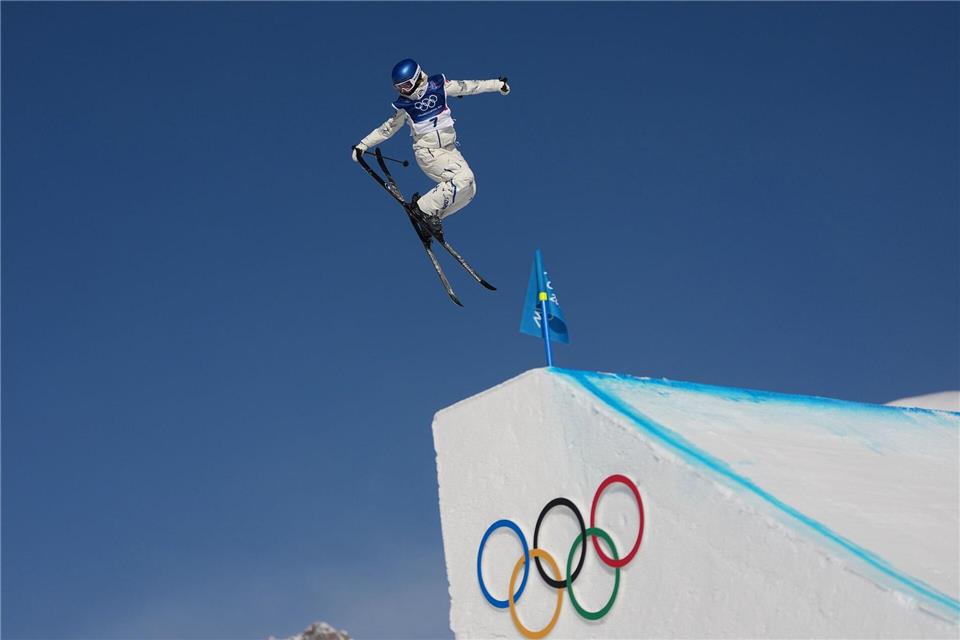 Die Freestylerin Eileen Gu trainiert.Lindsey Wasson/AP/dpa