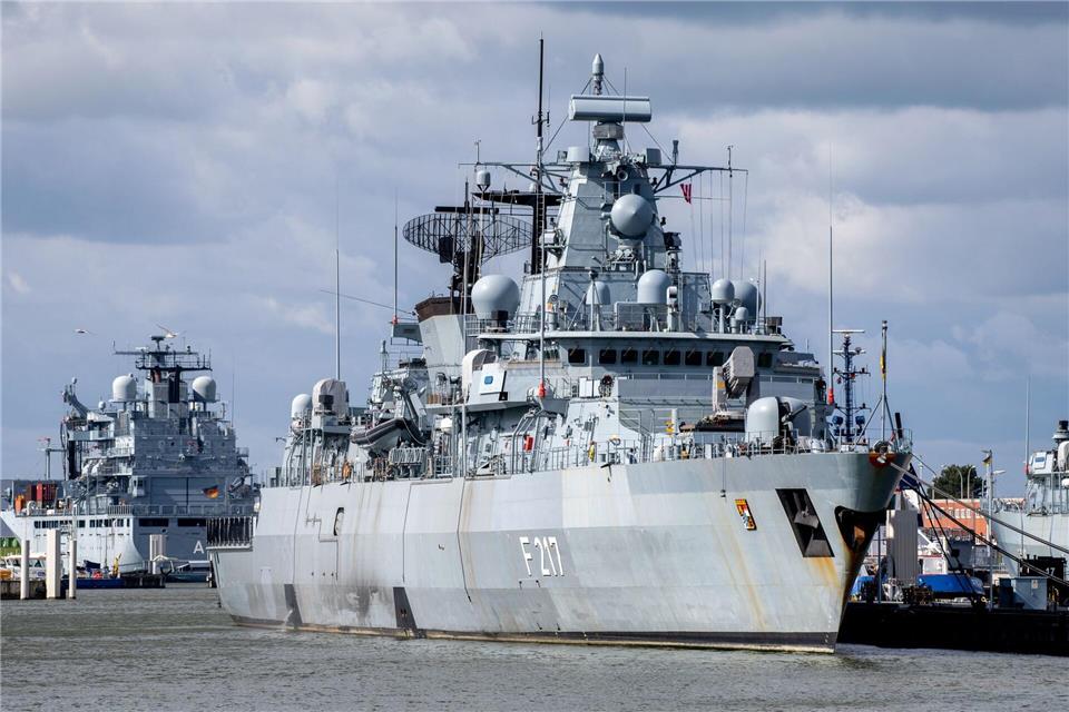 Die Fregatte „Bayern“ - hier bei einem früheren Aufenthalt in Wilhelmshaven - soll in der Neuen Jadewerft modernisiert werden. (Archivbild) Hauke-Christian Dittrich/dpa