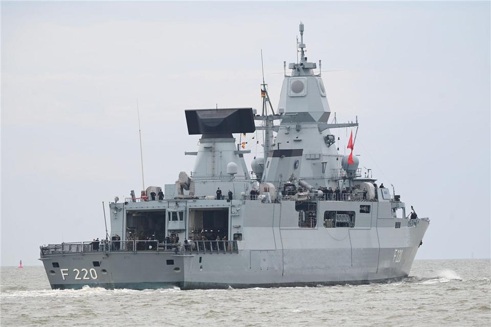 Die Fregatte „Hamburg“ ist im Rahmen einer Nato-Mission unterwegs.Lars Penning/dpa