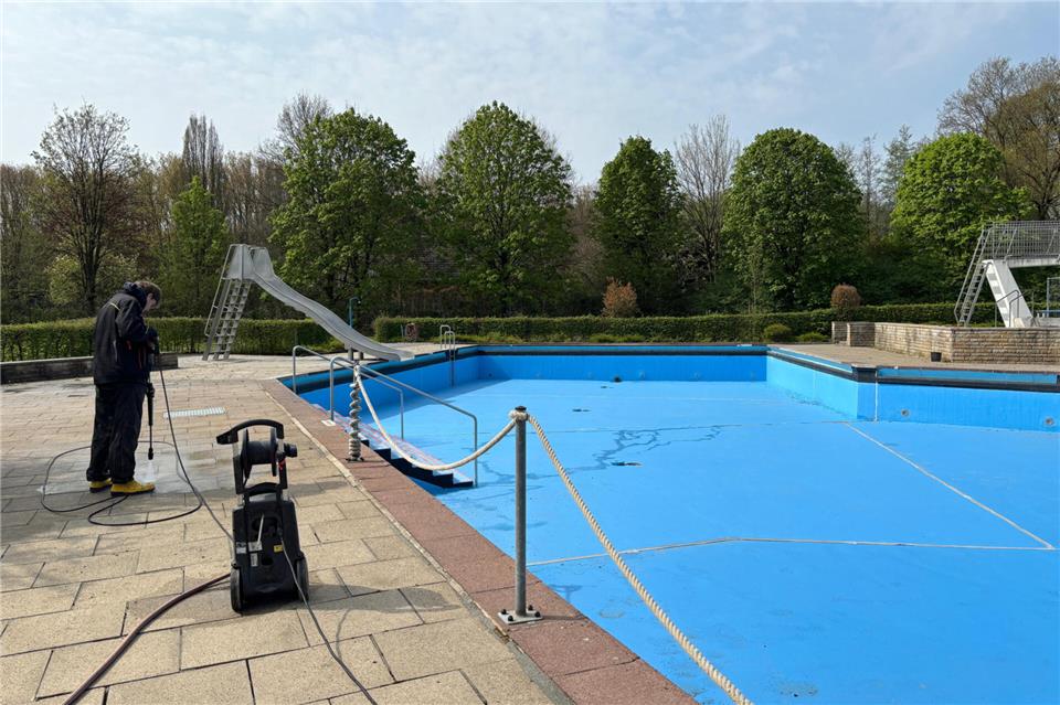 Die Freibäder werden auf die Saison vorbereitet. Hier reinigt der Auszubildende der Emergy die Pflastersteine im Velener Bad.