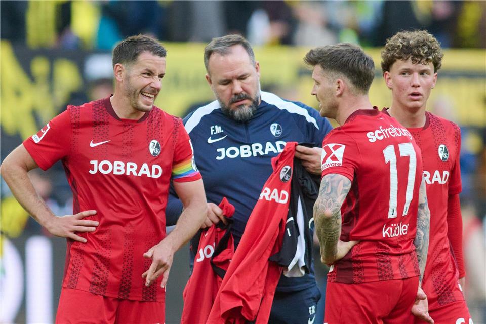 Die Freiburger nach dem desolaten 0:4 in Dortmund. Bernd Thissen/dpa
