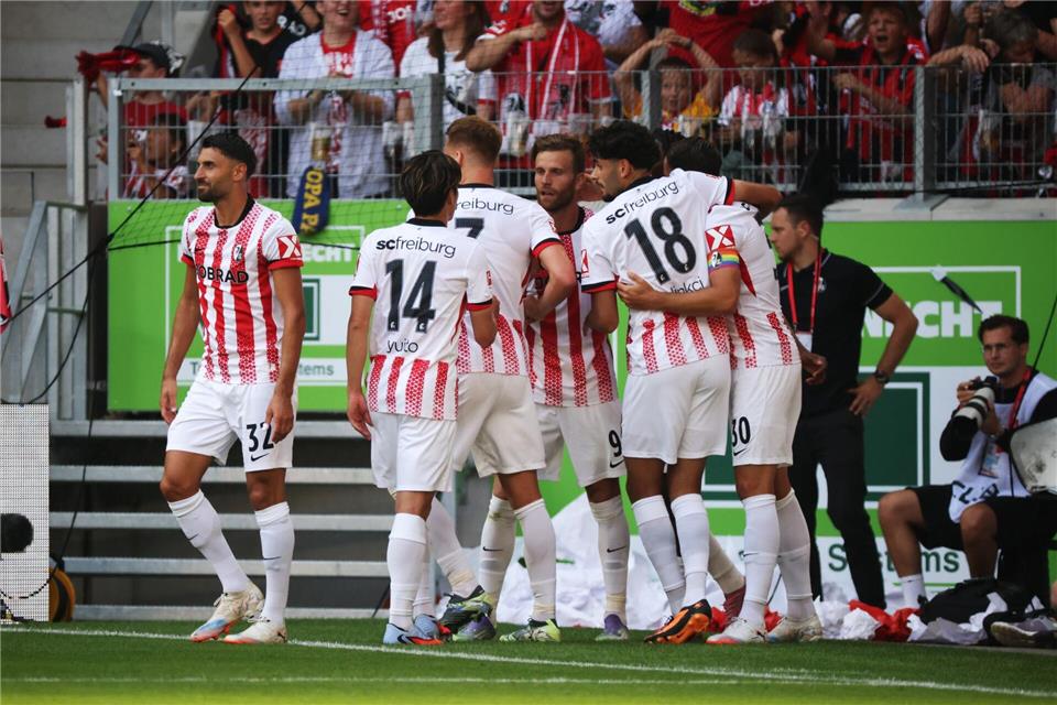Die Freiburger wurden beim Jubel schnell zurückgepfiffen.Philipp von Ditfurth/dpa