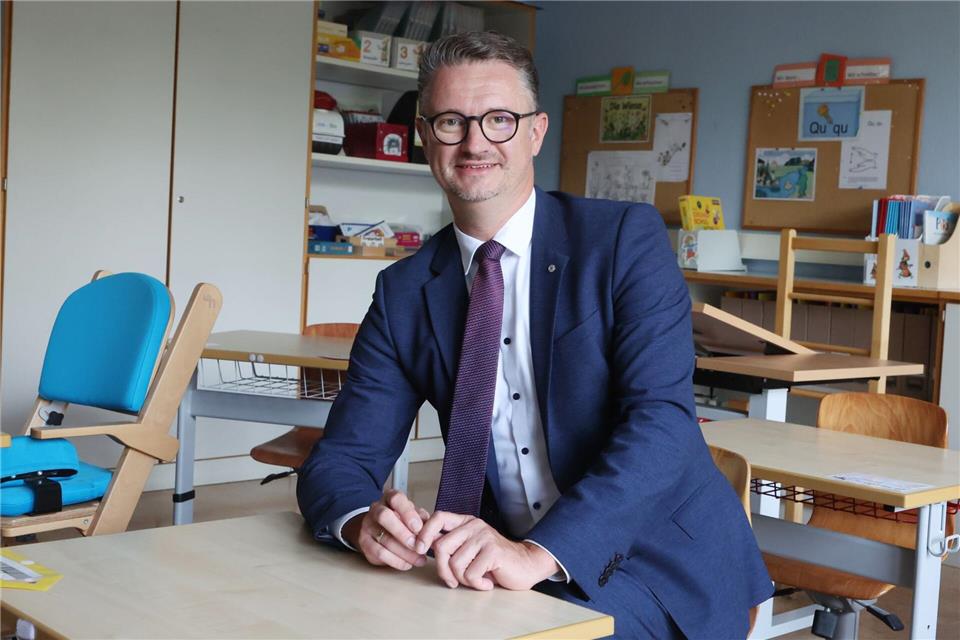 Die Freien Schulen in Thüringen bekommen mehr Geld - zur Freude von Bildungsminister Christian Tischner (CDU). (Archivbild) Bodo Schackow/dpa