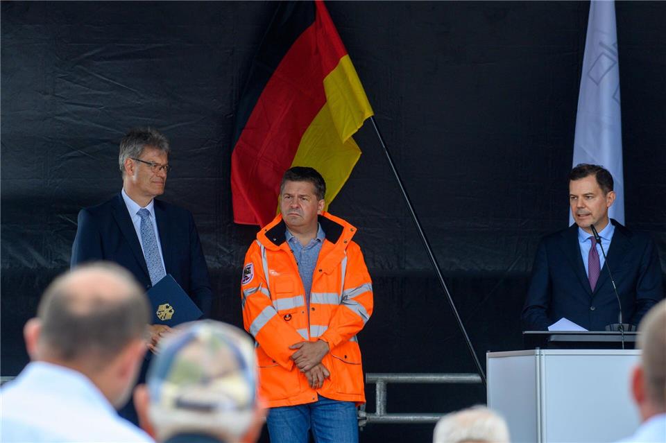 „Die Freigabe des neuen Abschnitts ist ein wichtiger Schritt für die Altmark“, sagt Ministerpräsident Sven Schulze (CDU, mittig im Bild).Klaus-Dietmar Gabbert/dpa
