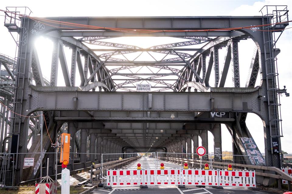 Die Freihafenelbbrücke ist seit einem Schiffsanprall im Oktober vergangenen Jahres nicht mehr nutzbar. (Archivbild)Daniel Bockwoldt/dpa