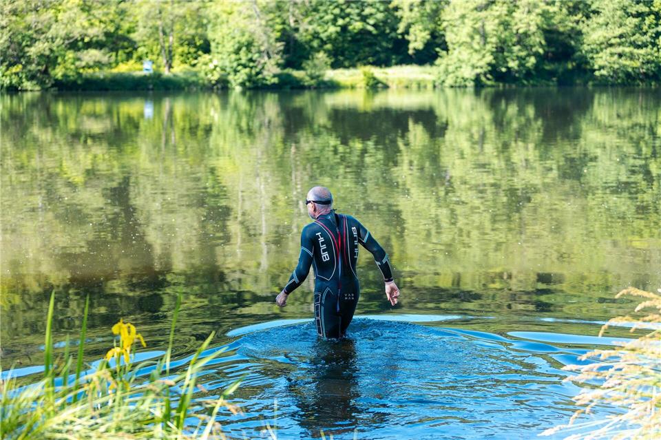 Die Freiwassersaison ist eröffnet - auch wenn das Wasser in vielen Seen noch kühl ist. (Archivbild)Laszlo Pinter/dpa