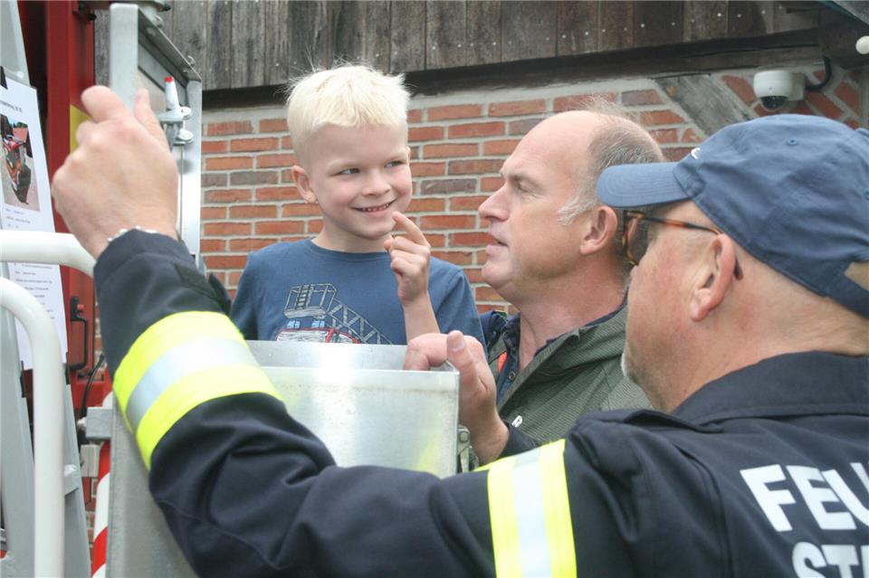 Die Freiwillige Feuerwehr Burlo-Borkenwirthe hat zu ihrem 100-jährigen Jubiläum zum Fest eingeladen. Die Besucher erhielten viele Einblicke unter anderem in die Fahrzeuge.