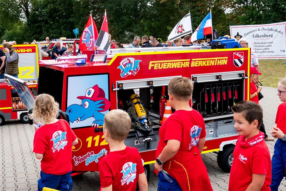 Die Freiwillige Feuerwehr in Berkenthin hat Kinder und Erwachsene zum zweiten Mini-Feuerwehrauto-Treffen in Deutschland eingeladen. Daniel Bockwoldt/dpa