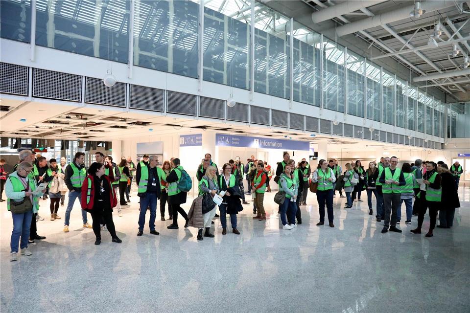 Die Freiwilligen hatten sich um die Rolle als Komparsen beworbenDominik Bartl/dpa