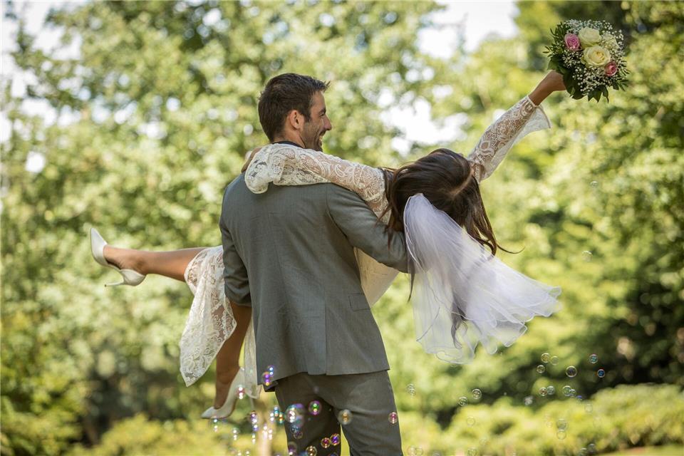Die Freude ist groß, die Rechnung unter Umständen auch: Eine Hochzeit kann finanziell schnell ausufern.picture alliance/dpa/dpa-tmn