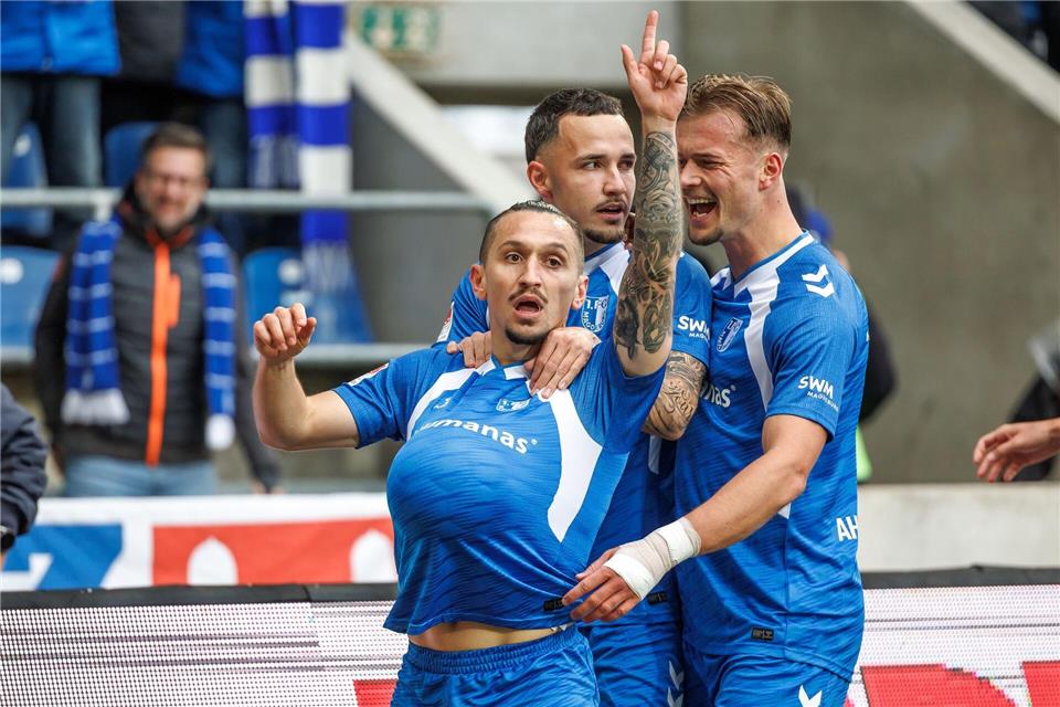 Torflaute beendet: Magdeburg schlägt Münster 2:0  Die Freude über Atiks (l) Tor währte kurz, wegen Abseits wurde der Treffer aberkanntAndreas Gora/dpa