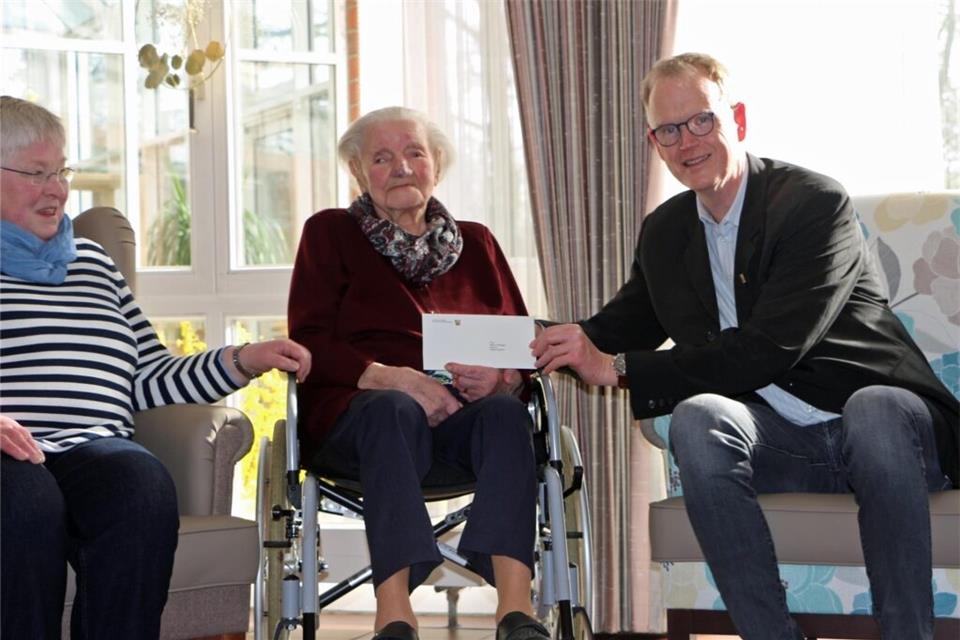 Die Freude über das Glückwunschschreiben des Ministerpräsidenten Hendrik Wüst, überreicht durch den stellvertretenden Bürgermeister Michael Schichel, war Maria Tenhagen anzumerken. 