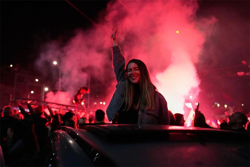 Die Freude vieler Serben über den Machtwechsel in Belgrad ist riesengroß. Petr David Josek/AP/dpa