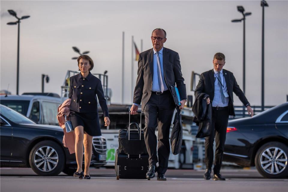 Merz besucht Erdogan - mit Ehefrau Charlotte  Die Friedensbemühungen in Gaza, der Ukraine-Krieg und die Steuerung der Migration dürften zu den Hauptthemen des Antrittsbesuchs von Bundeskanzler Friedrich Merz in der Türkei zählen.Michael Kappeler/dpa