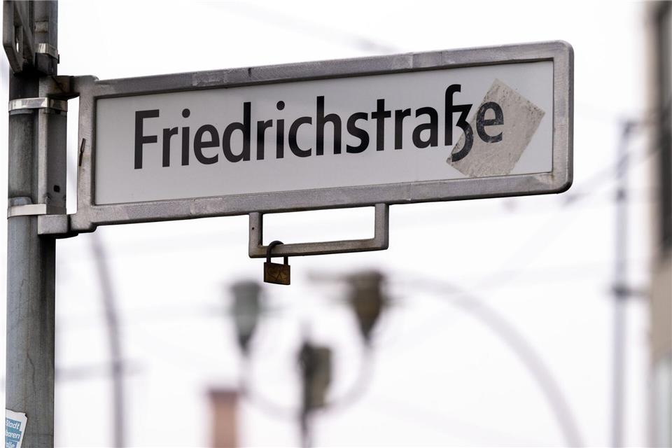 Die Friedrichstraße ist für Berliner und für Besucher der Stadt eine feste Adresse. (Archivbild)Soeren Stache/dpa
