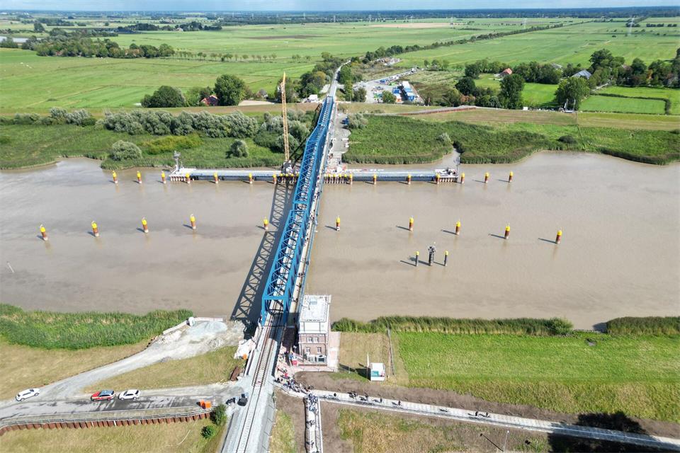 Die Friesenbrücke über die Ems ist Teil der neuen Bahnstrecke Leer-Groningen. (Archivbild)Lars Penning/dpa