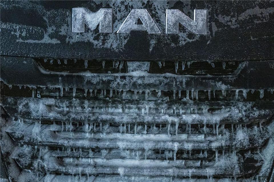 Die Front eines Lastwagens in Straubing ist von einer Eisschicht überzogen.Armin Weigel/dpa