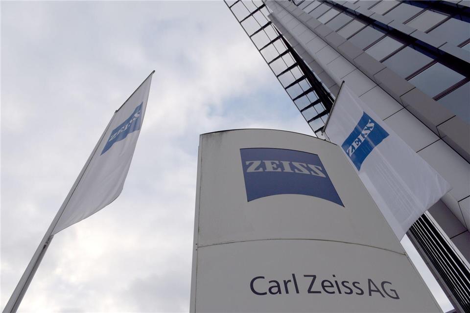 Die Frontscheibe soll Autofahrern alle nötige Informationen geben - daran arbeitet Zeiss mit Partnern.Stefan Puchner/dpa