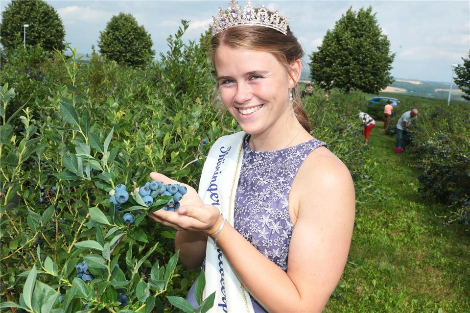 Die Frucht hat in Thüringen auch eine Hoheit: Heidelbeerprinzessin „Jessi“, Jessica Wickelt.Bodo Schackow/dpa