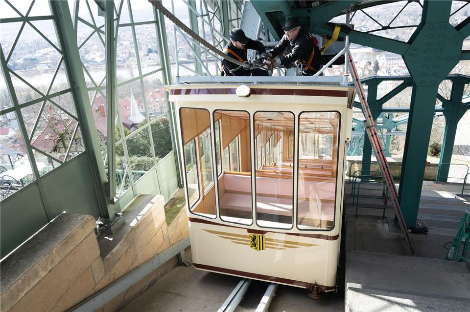 Die Frühjahrsrevision der Dresdner Schwebebahn hat begonnen.Sebastian Kahnert/dpa