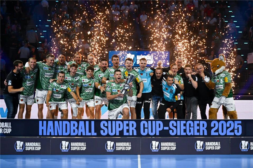 Die Füchse Berlin feiern den ersten Titel in der 60. Bundesligasaison.Sven Hoppe/dpa
