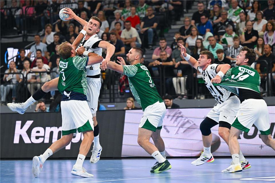 Die Füchse Berlin haben im Duell mit dem THW Kiel zum zweiten Mal den Supercup gewonnen.Sven Hoppe/dpa