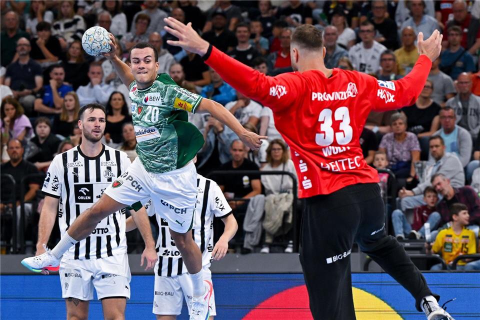 Die Füchse Berlin um Tim Freihöfer (l) und der THW Kiel treffen im Verfolgerduell aufeinander. (Archivfoto) Sven Hoppe/dpa