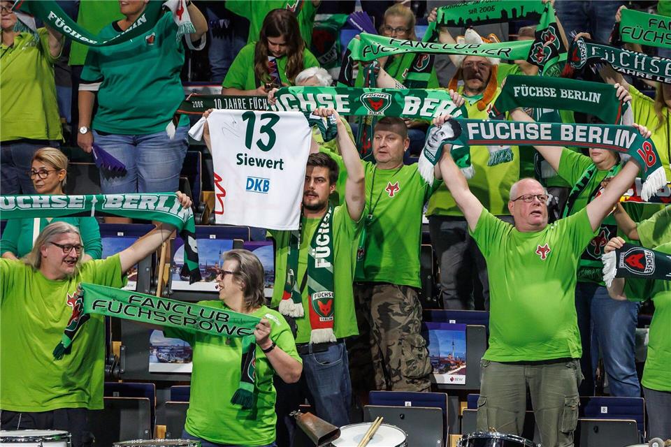 Spott und Pfiffe für Hanning: Magdeburg deklassiert Berlin Die Füchse-Fans bedanken sich bei Stefan Kretzschmar und Jaron Siewert. Andreas Gora/dpa