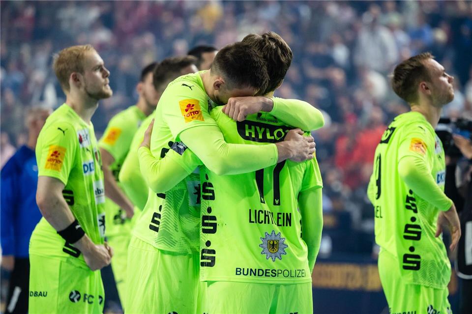 Die Füchse-Spieler waren nach der Final-Niederlage gegen den FC Barcelona enttäuscht.Marius Becker/dpa