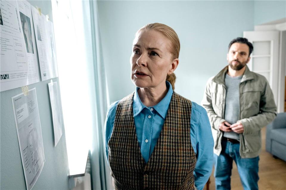 Die „Füchsin“ (Lina Wendel) beim Blick auf erste Recherche-Ergebnisse von Youssef.Martin Rottenkolber/WDR Kommunikation/Redaktion Bild/dpa