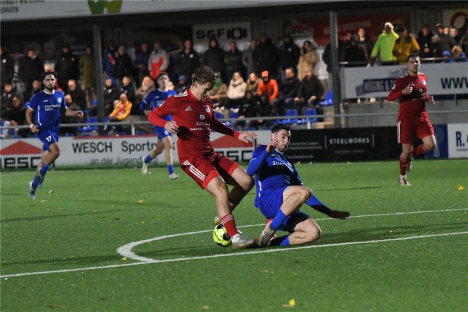 Westfalia Gemen scheitert im Pokal-Achtelfinale mit 1:3 Die Führung für Rot-Weiß Deuten nach knapp einer halben Stunde: Fabian Schöneis (links) setzt sich gegen Nils Gettler durch, passt zu Hendrik Löbler (rechts), und der macht das erste von drei Toren.