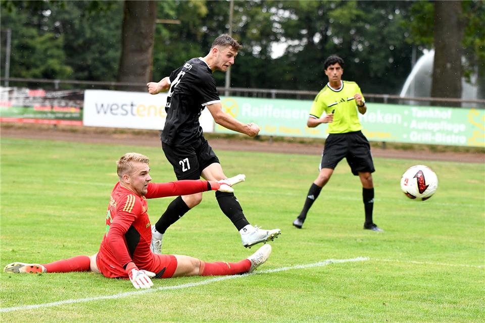 Die Führung für den SC Reken: Luca Knüver nutzt den Abpraller und überwindet den starken DJK-Torwart Tim Herbstmann.
