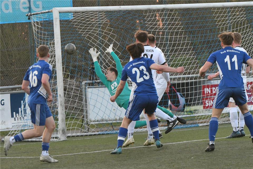 Die Führungstreffer des SuS Stadtlohn in der 14. Minute: Silas Wenning (Nummer 23) hält aus kurzer Entfernung drauf, Rekens Schlussmann Sören Stauder ist in dieser Szene machtlos.
