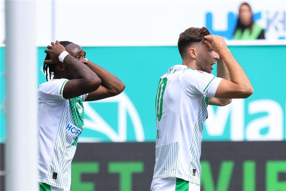 Kiel feiert in Fürth den ersten Saisonsieg Die Fürther Angreifer Noel Futkeu (l) und Branimir Hrgota hadern nach einer vergebenen Chance.Karl-Josef Hildenbrand/dpa