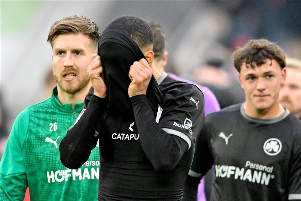 Die Fürther Hinrunde endete beim 1:2 in Düsseldorf enttäuschend: Maximilian Dietz verbirgt sein Gesicht. Anke Waelischmiller/dpa