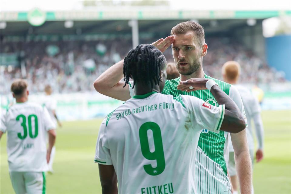 Die Fürther Noel Futkeu und Dennis Srbeny bejubeln den Sieg über Düsseldorf.Daniel Löb/dpa
