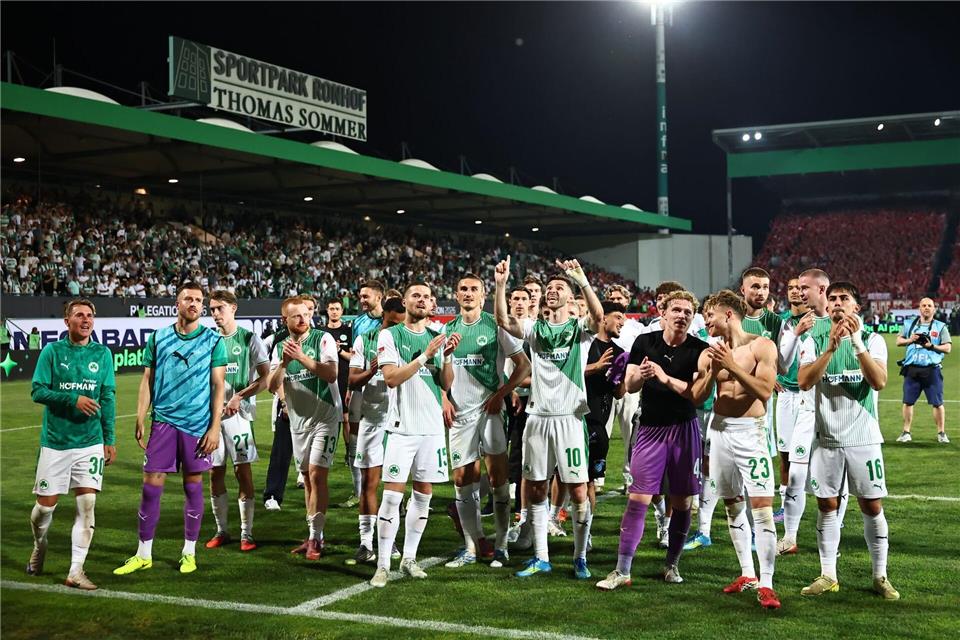 Die Fürther Spieler feierten den Erfolg in der Relegation.Daniel Karmann/dpa
