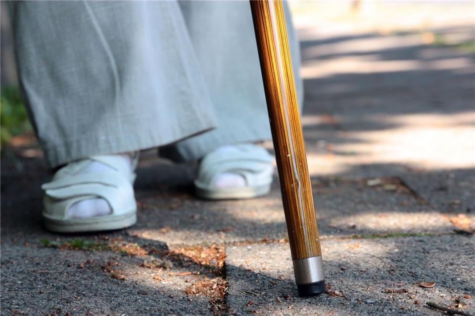 Die Füße bleiben am Boden, obwohl man weiterlaufen möchte. Freezing kann wenige Sekunden andauern, aber auch eine halbe Minute.picture alliance/dpa/dpa-tmn