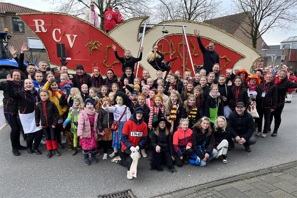 Die Fun Generation war beim Rosenmontagszug mit einer großen Gruppe vertreten.