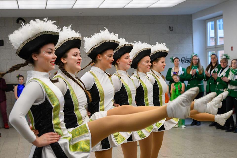 Die Funkengarde gibt eine Kostprobe im Rathaus von Cottbus. Patrick Pleul/dpa