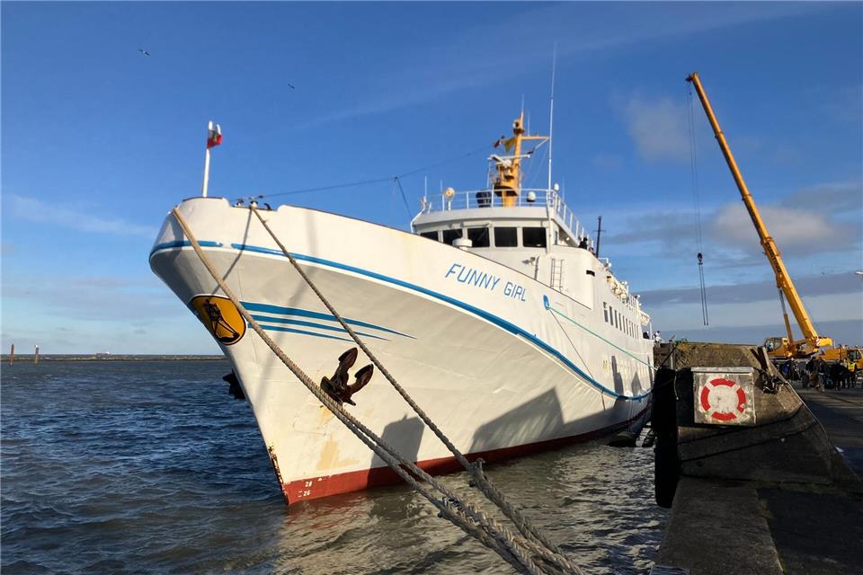 Die „Funny Girl“ erreicht am Abend Cuxhaven. (Archivbild)Helge Toben/dpa