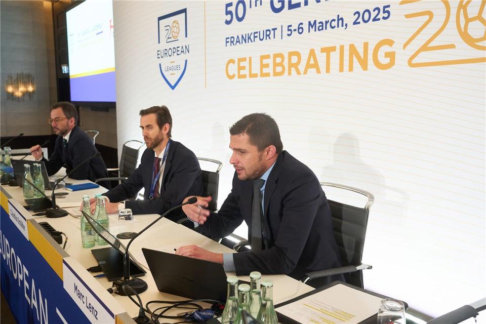 Die Fußball-Funktionäre Claudius Schäfer (M) und Marc Lenz (r)bei der Generalversammlung der Ligenvereinigung European Leagues.Thomas Frey/dpa
