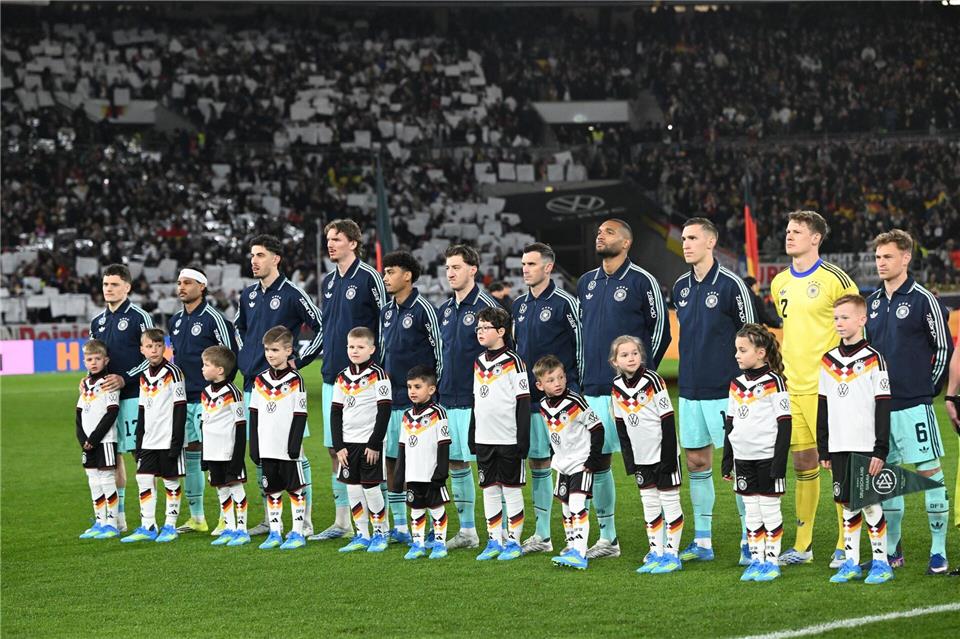 Die Fußball-Nationalmannschaft steht vor dem Spiel gegen Ghana auf dem Platz. Federico Gambarini/dpa