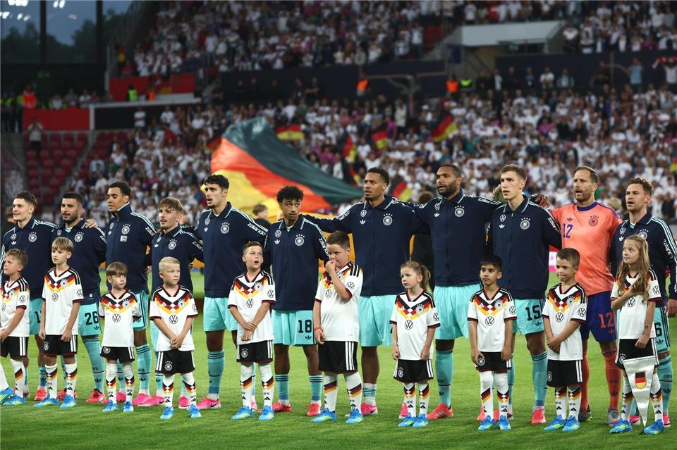 Die Fußball-Nationalspieler beim Abspielen der Nationalhymne vor dem Spiel gegen Finnland. Christian Charisius/dpa