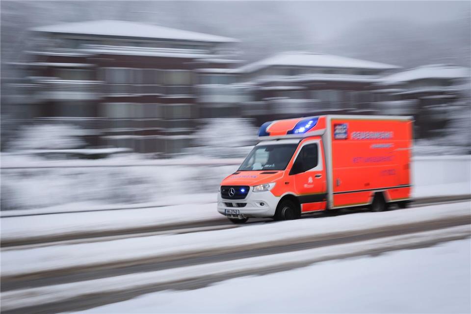 Die Fußgängerin starb im Krankenhaus an ihren Verletzungen. (Symbolbild)Christian Charisius/dpa