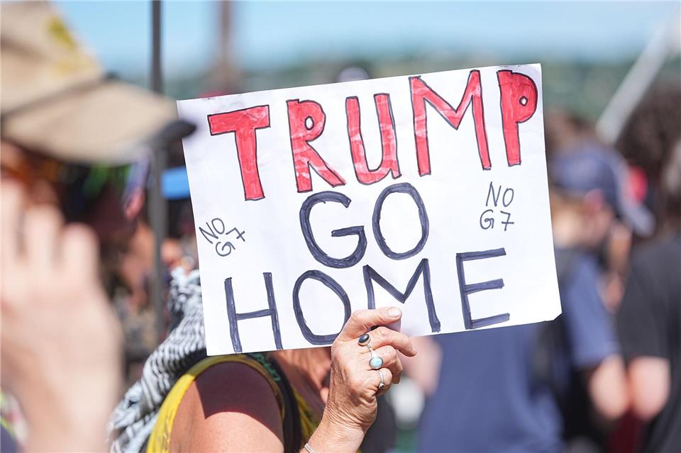 Die G7 und vor allem auch US-Präsident Donald Trump sind Ziele der Proteste. Michael Kappeler/dpa