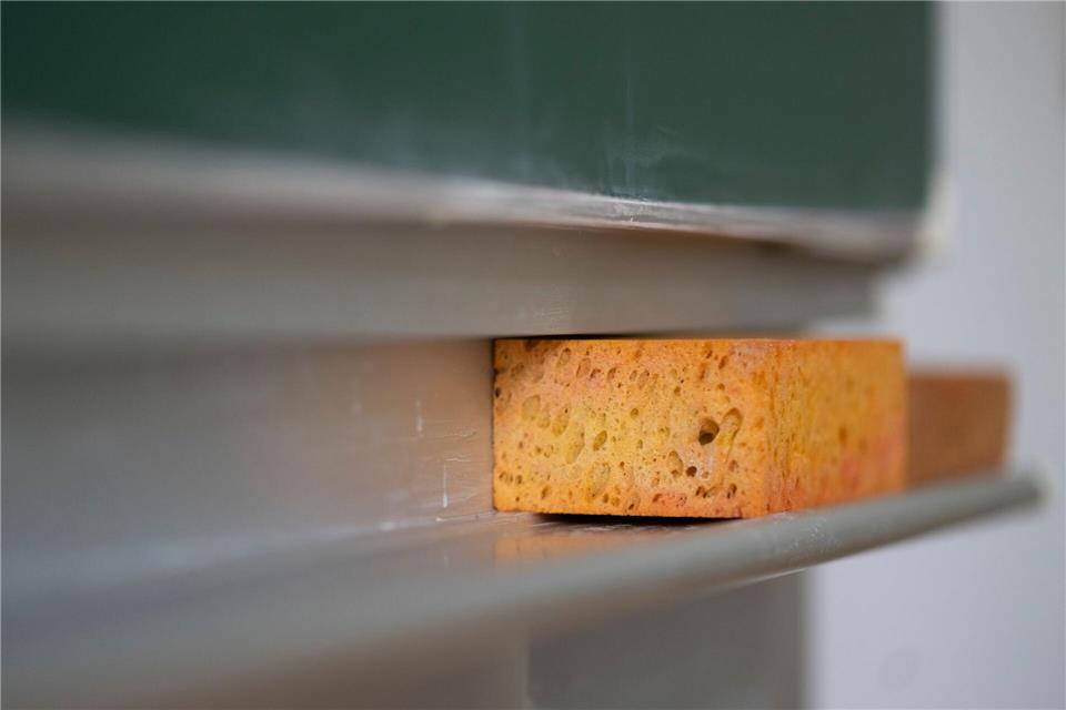 Die GEW Hessen sieht auch das Bundesland bei den Investitionen in den Schulbau in der Pflicht (Symbolbild)Marijan Murat/dpa
