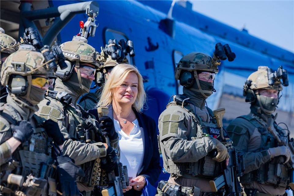 Die GSG 9 soll eine Standort an der Ostsee erhalten. (Archivbild)Rolf Vennenbernd/dpa